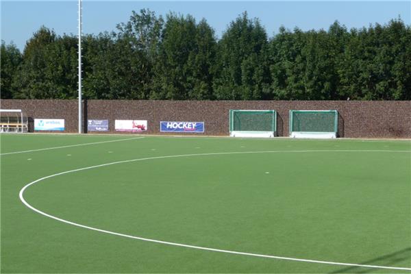Aanleg kunstgras hockeyveld semi-water en 3 kunstgras tennisvelden Redcourt - Sportinfrabouw NV